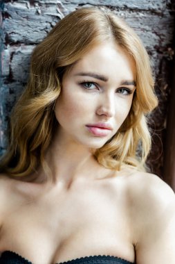  Genç güzel kadın.