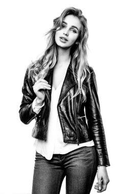 siyah deri ceket ile kadın.