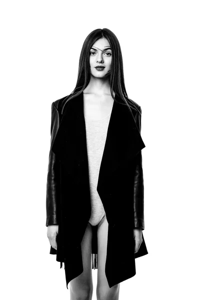 Vrouw in zwart lederen jas — Stockfoto