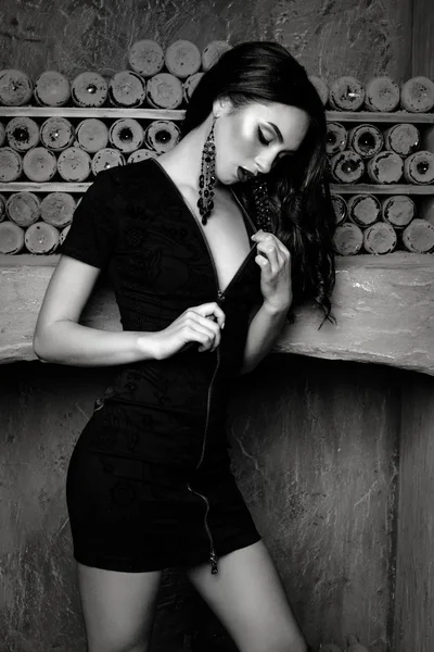 Frau mit perfektem sexy schwarzen Kleid — Stockfoto