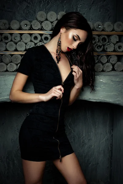 Γυναίκα με τέλειο σέξι μαύρο φόρεμα — Φωτογραφία Αρχείου