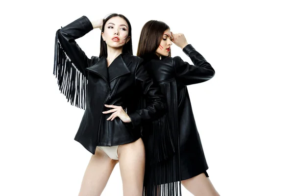 Mulheres em jaquetas de couro preto — Fotografia de Stock