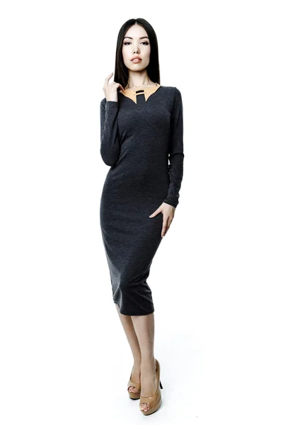 Frau im eleganten grauen Kleid — Stockfoto