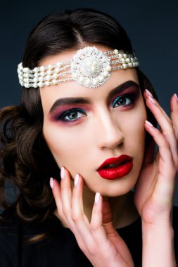 20'lerin tarzında plandaki kadın