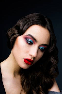Parlak makyajlı kadın