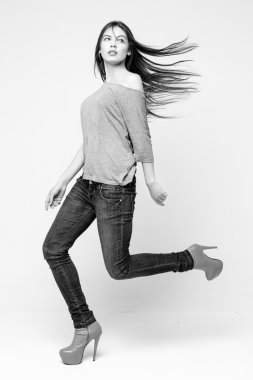 genç güzel esmer kız 