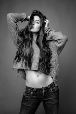 genç güzel esmer kız 