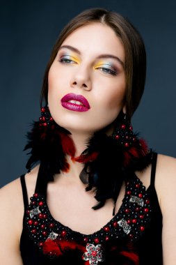 Parlak makyajlı kadın