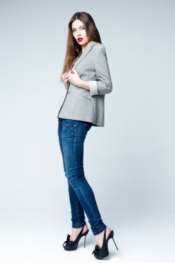 Bir ceket giyen kadın