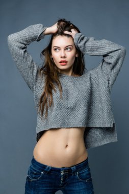 genç güzel esmer kız 