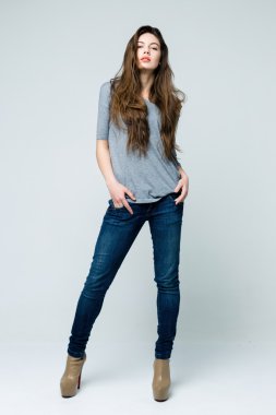 genç güzel esmer kız 