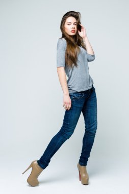 genç güzel esmer kız 