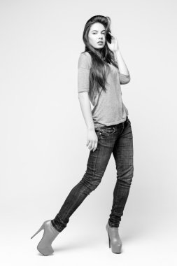 genç güzel esmer kız 