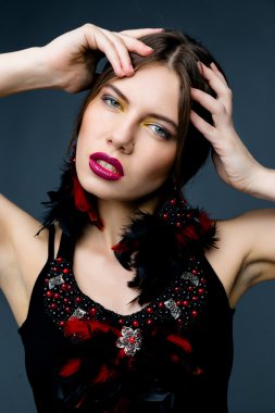 Parlak makyajlı kadın