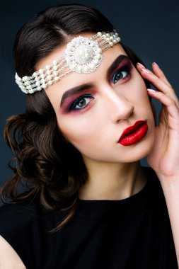 20'lerin tarzında plandaki kadın