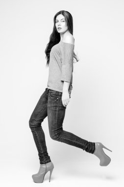 genç güzel esmer kız 