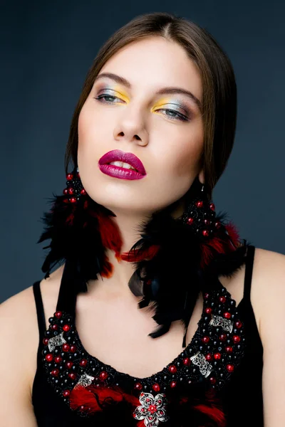 Parlak makyajlı kadın