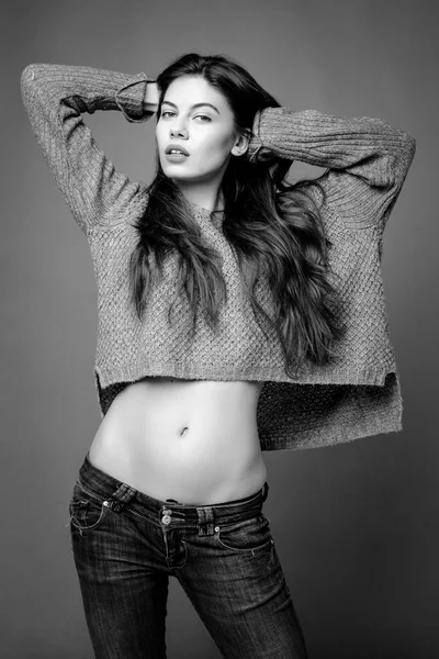 genç güzel esmer kız 