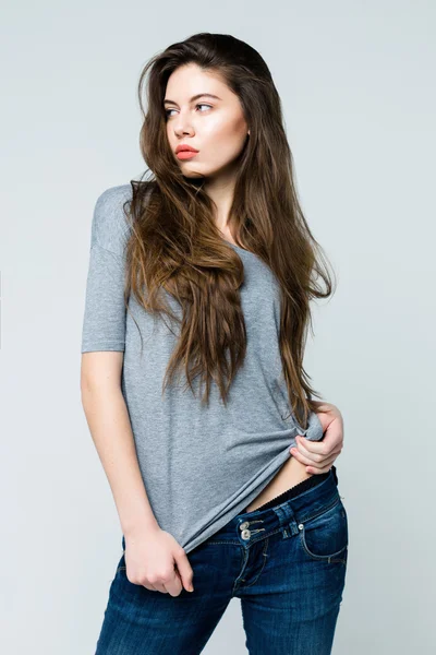 genç güzel esmer kız 