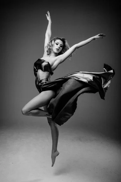 Bailarina de mujer con falda azul — Foto de Stock
