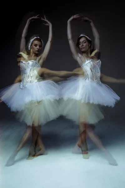 Zwei klassische Balletttänzerinnen — Stockfoto