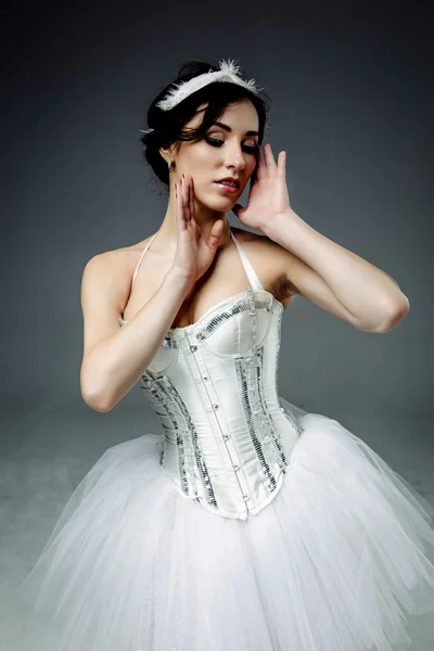 Vrouwelijke klassieke balletdanseres — Stockfoto