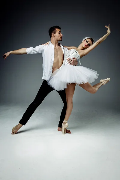 Bailarinas femeninas y masculinas — Foto de Stock