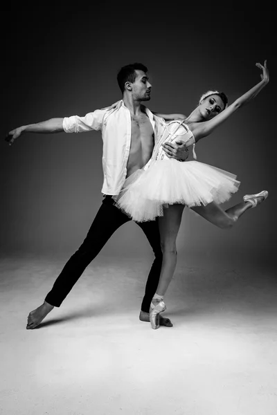 Bailarinas femeninas y masculinas — Foto de Stock