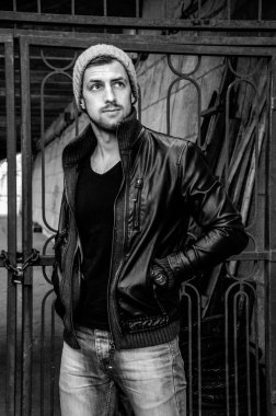 Acımasız genç adam portresi