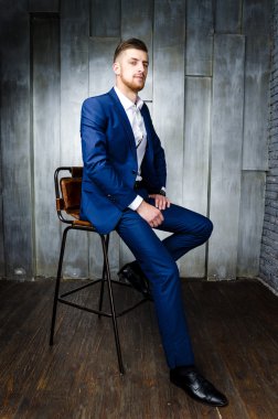 Mavi takım elbiseli adam