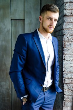 Mavi takım elbiseli adam
