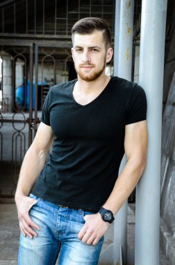 Yakışıklı adam duvara