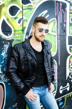 adam grafiti arka plan üzerinde