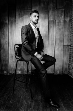 Takım Elbiseli Yakışıklı Adam