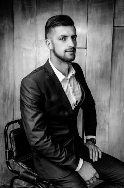 Takım Elbiseli Yakışıklı Adam