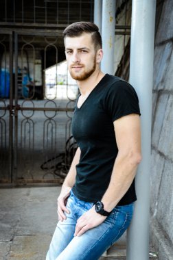 Yakışıklı adam duvara