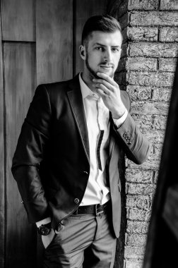 Takım elbiseli yakışıklı adam.