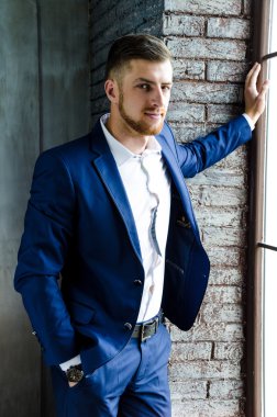 Mavi takım elbiseli adam