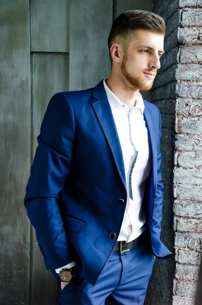 Mann im blauen Anzug — Stockfoto