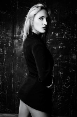 Bir ceket giyen kadın