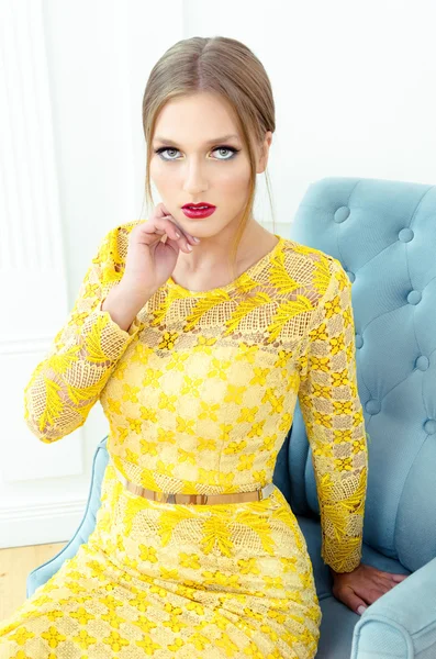 Mujer en vestido amarillo de noche —  Fotos de Stock