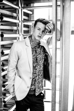 yakışıklı delikanlı