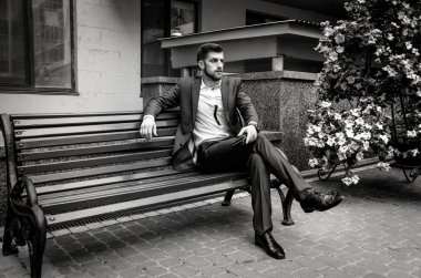 Yakışıklı erkek ceketi