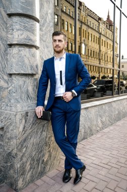 Yakışıklı erkek ceketi