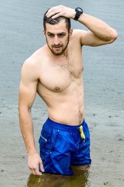  yakışıklı adam gölde poz