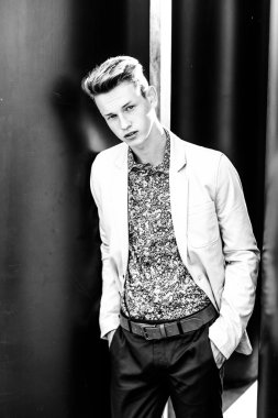 yakışıklı delikanlı