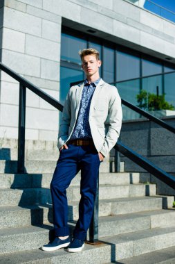 yakışıklı delikanlı