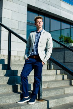 yakışıklı delikanlı