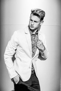 Yakışıklı erkek ceketi 