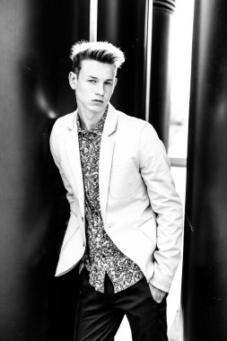 yakışıklı delikanlı